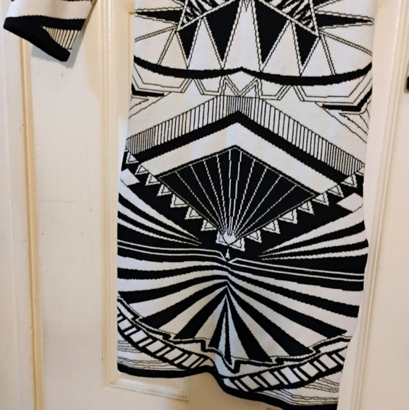 Forever 21 Size Medium Black and White Geometric Long Sleeve Dress - Picture 4 of 6